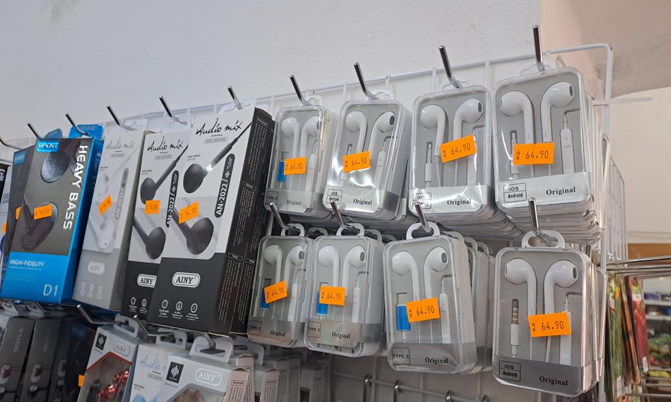 sluchátka vystavená na provozovně